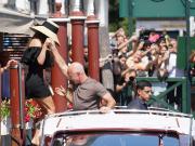 Cómo fue la dramática primera aparición de Jeff Bezos y Lauren Sánchez tras su boda