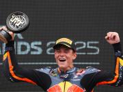 El argentino Perrone, primer podio en Moto3 a sus 17 años: rompió en llanto por su mejor actuación en la catedral del motociclismo