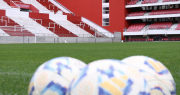 Los jugadores de Estudiantes que entrenan diferenciados en el Estadio UNO