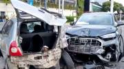 Impresionante choque en Aeroparque: conductor de un Audi destrozó dos automóviles que estaban en un semáforo