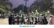 [HISTÓRICO] Nieva en San Juan: fotos y videos de los sanjuaninos disfrutando en la Plaza 25