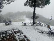 Esta mañana, la nieve cubrió algunas zonas de las cumbres del cerro San Javier