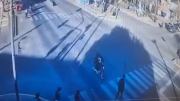 Motociclista cruzó en rojo y lo embistió en plena ex Ruta 22: quedó con 7 puntos y busca testigos