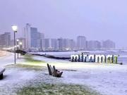 Nevó en Miramar, las playas se tiñeron de blanco tras 34 años y no descartan que también pase en Mar del Plata