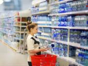 Cae el consumo de agua mineral: con qué lo reemplaza la gente y por qué