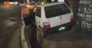 Un auto terminó sobre la vereda tras intentar adelantar a otro que giró sin avisar