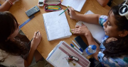 Continuarán las clases de apoyo escolar gratuito durante las vacaciones de invierno en San Juan