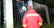 Video: Hombre queda incrustado en una reja al intentar ingresar a una casa de la Villa 1ro de Mayo