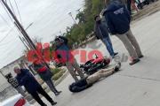 Grave accidente entre una moto y un remis en Andes y Colón: un joven inconsciente