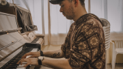 Componer para existir: la pulsión creativa de NEO desde Comodoro