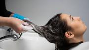 Añade las cáscaras de esta fruta en el champú y verás un milagro: deja tu cabello brillante y con mucho cuerpo