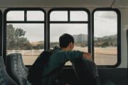 Qué es el barebacking, la tendencia que invita a no hacer nada en los viajes en ómnibus
