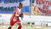 Insólito: en la final de Copa Neuquén, Manolo Berra tuvo que sacar de la cancha a una gallina