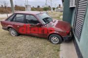 Bandeña halló el auto de su novio policía en casa de la ex y lo estrelló contra la casa