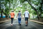 La forma de caminar que puede ayudar a detectar el Alzheimer, según la ciencia