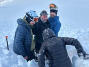 La historia del rescatista y la rescatada: el guante negro que salía de abajo de la nieve y permitió el milagro en Ushuaia