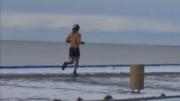 Río Gallegos: filmaron a un runner corriendo en cuero por la costanera helada