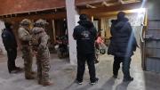 Aprehenden a dos personas por transportar aceite argentino de contrabando