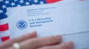 Del parole humanitario a los pases temporales: Estados Unidos evalúa nuevo beneficio para los inmigrantes