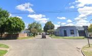 Frenó el auto para enviar un mensaje y lo asaltaron