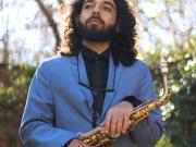 Es de General Rodríguez, toca el saxo y trabajó en cruceros para cumplir su sueño de grabar en el mismo estudio que Miles Davis