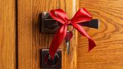 Por qué recomiendan poner un moño rojo en la puerta de casa y para qué sirve