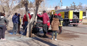 Bajaron de su auto asustados porque se incendiaba, lo dejaron en cambio y chocó contra un árbol