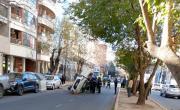 Impactante accidente en Plaza Paso: un auto volcó y el conductor quedó atrapado