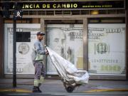 El mercado le hace caso a Caputo: salió a comprar y el dólar subió al precio más alto del año