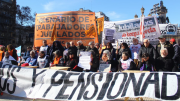Jubilados reclamaron contra el ajuste frente al Congreso, en medio de un fuerte operativo policial