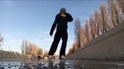 Con sus antiguos patines, Sofía desafió el hielo del Canal Grande en Roca y sorprendió a todos