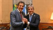 Cumbre del Mercosur: Caputo tendió puentes con su par brasileño pese a las diferencias entre Milei y Lula