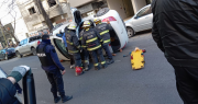 Impactante vuelco en el centro de La Plata: un auto quedó tumbado y una persona resultó herida