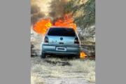 Un voraz incendio devoró un automóvil en plena marcha