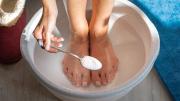 Los beneficios de lavarse los pies con bicarbonato para la salud