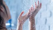 Lo que nunca deberías hacer al ducharte en invierno, según una especialista