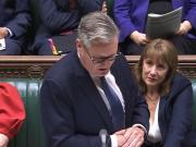 Desconcierto y rumores en el Parlamento británico: ¿Por qué lloraba una ministra mientras Keir Starmer daba un discurso?