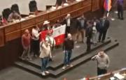 Entre gritos y empujones, declaran cuarto intermedio en sesión por el litio