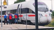 Pánico en un tren con 500 pasajeros: un hombre los atacó con un martillo y dejó varios heridos