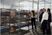 Migrantes ya son enviados a 'Alcatraz de los caimanes la cárcel para inmigrantes que parece una jaula de gallinas