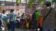 Jubilados del Inces en Caracas protestan por descuentos en operaciones bancarias