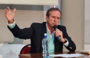 Quiroga afirma que recortará ‘unos miles’ de funcionarios si es electo