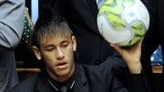 Bolsonaro, Neymar y una pelota que volvió al pueblo