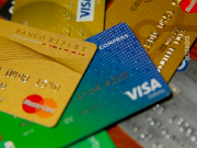 Un informe de la UADE recomendó qué tarjetas de crédito usar según edad e ingresos