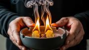 Prender una hoja de laurel: por qué se hace y para qué sirve
