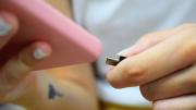 El orden sí altera el producto: qué va primero, el cargador al celular o al enchufe