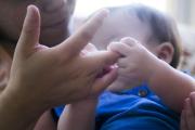Un bebé ingresó con golpes y fracturas al hospital: detuvieron a su madre y padre