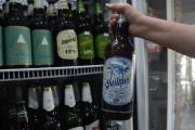 Robaban cajones de cerveza en un supermercado y escaparon corriendo: uno fue capturado