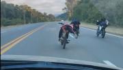 Graban a motociclistas haciendo peligrosas acrobacias en la ruta 9/34