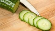 Respira hondo antes de saber cómo sacar las ojeras usando un poco de pepino